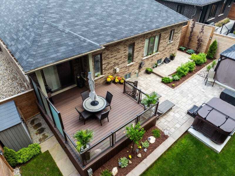 nicely landscaped yard and deck