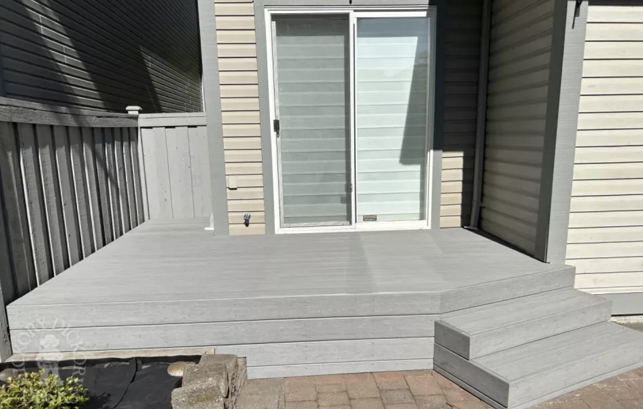 Richmond-BC-small-composite-deck small composite deck and stairs in Richmond BC