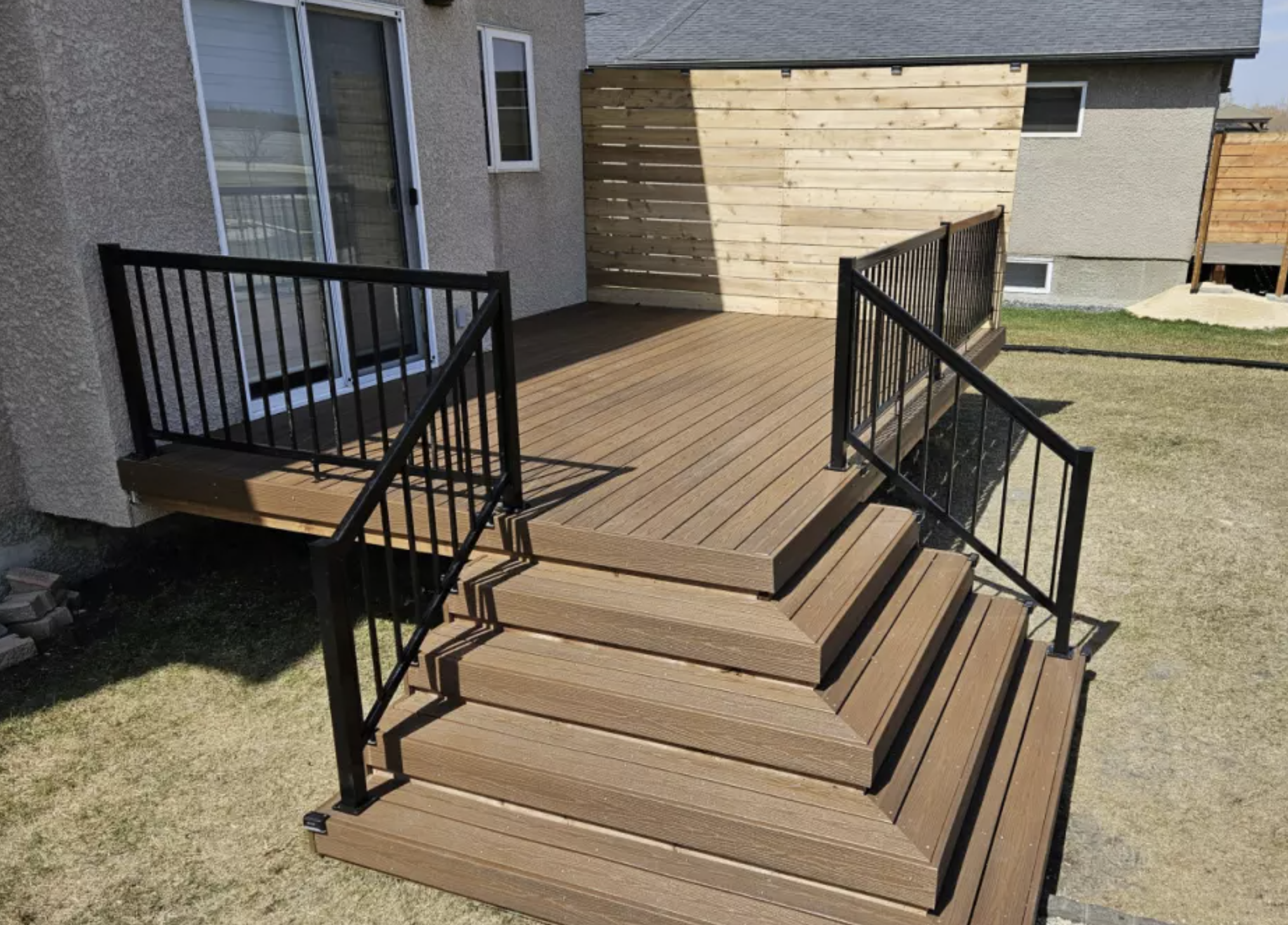 LaSalle Winnipeg deck built with Fiberon decking with black-aluminum railings cedar privacy screen