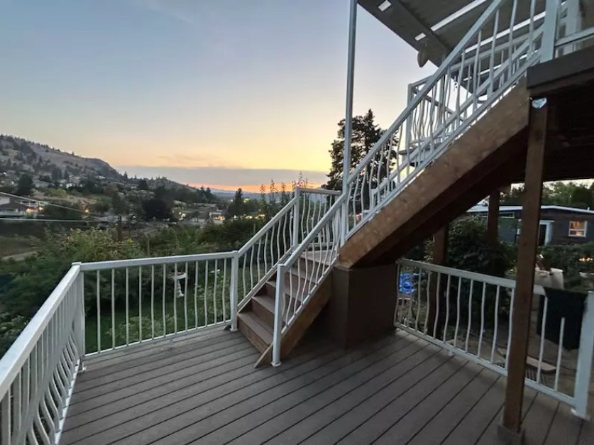 Deckorators composite deck with stairs in Okanagan