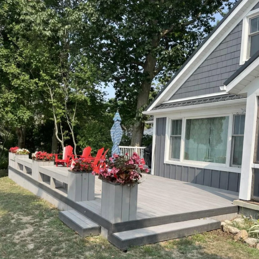 PVC deck in Port Colborne